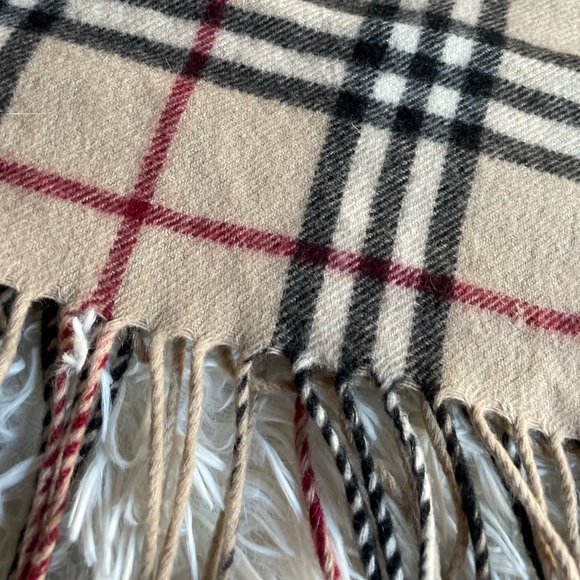 Burberry 100% Cashmere Classic Check Scarf with Fringe - Picture 2 of 3
